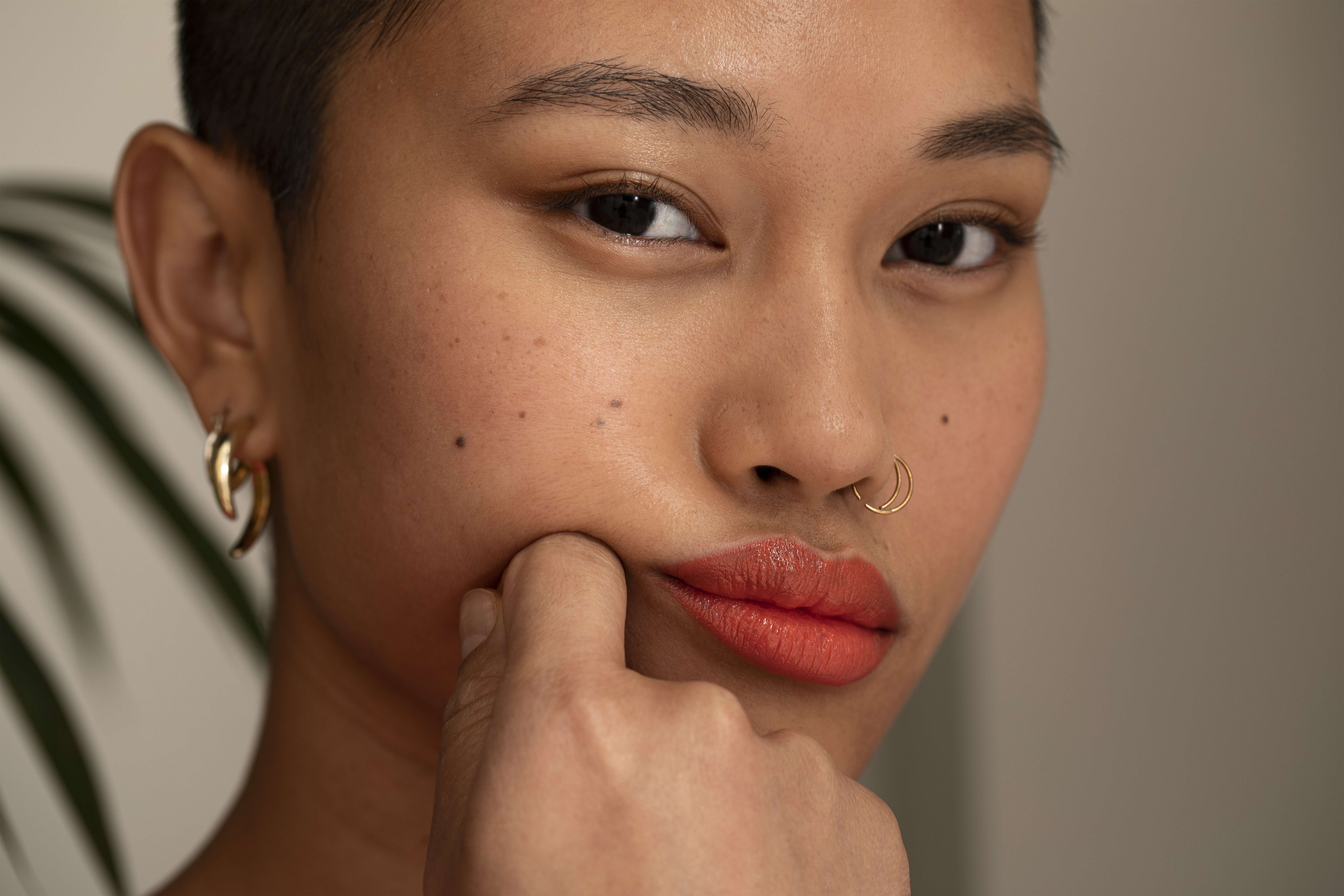 МАКІЯЖ  Підводки та продукти для брів